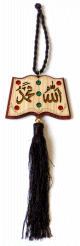 Pendentif en bois avec pompon sous forme de livre sculpte avec les calligraphies Allah et Mohammed (saw)