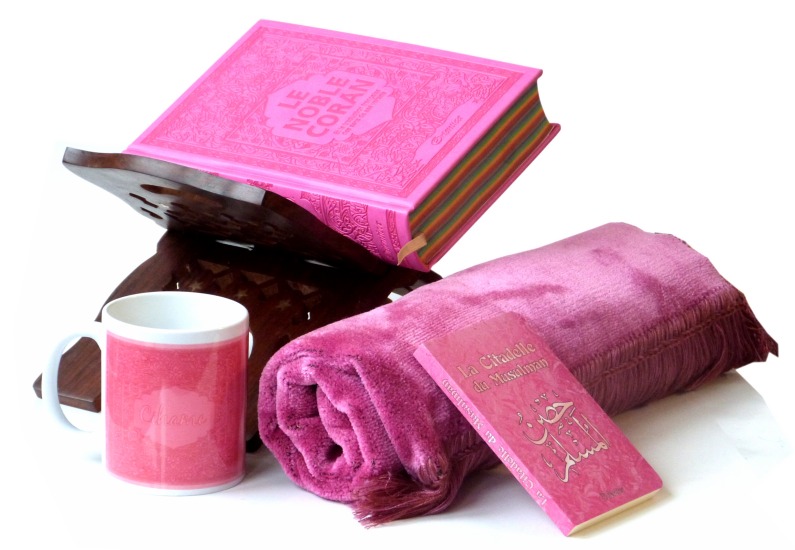 Pack Cadeau De Luxe pour Couple (Livre sur le mariage, 2 Corans, 2  Citadelles, 2 Mugs, 2 Tapis et 2 Parfums) - Cadeaux Musulmans Halal - Objet  de décoration ou oeuvre artisanale sur