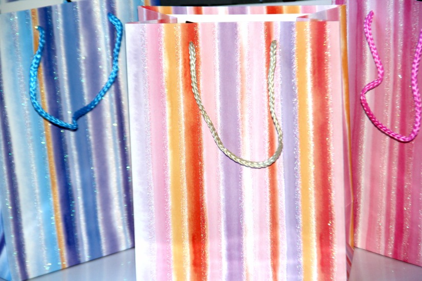 Petit sac cadeau brillant différents coloris disponibles - 14,5 x 12 cm  Choisissez une couleur Mélange de couleurs