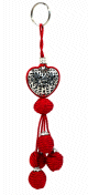 Porte-cles artisanal coeur en metal argente cisele et pompon en sabra - Rouge