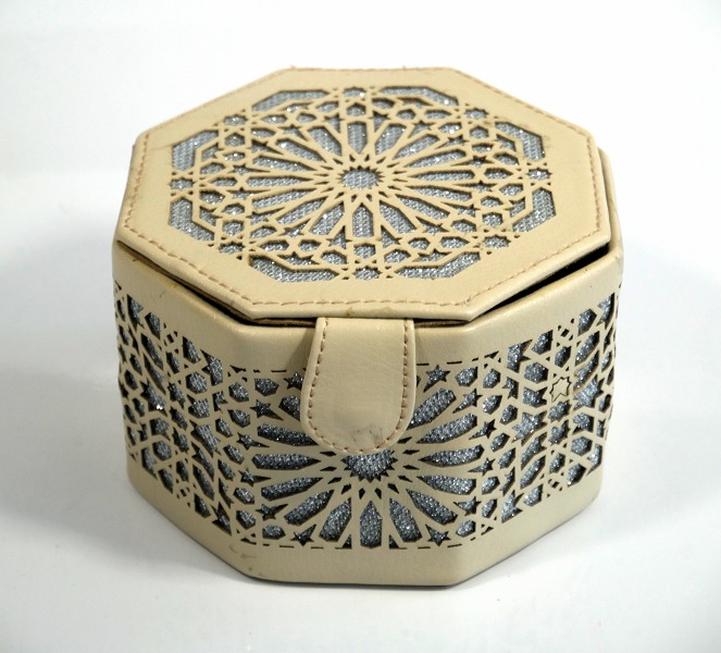 Boite de Rangement artisanale de forme octogonale en cuir avec des jolies  motifs argentés - Couleur beige