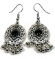Boucles d'oreilles pendantes en metal argente cisele serties de pierres noir
