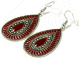 Boucles d'oreilles pendantes en metal argente cisele serties de pierres bordeaux