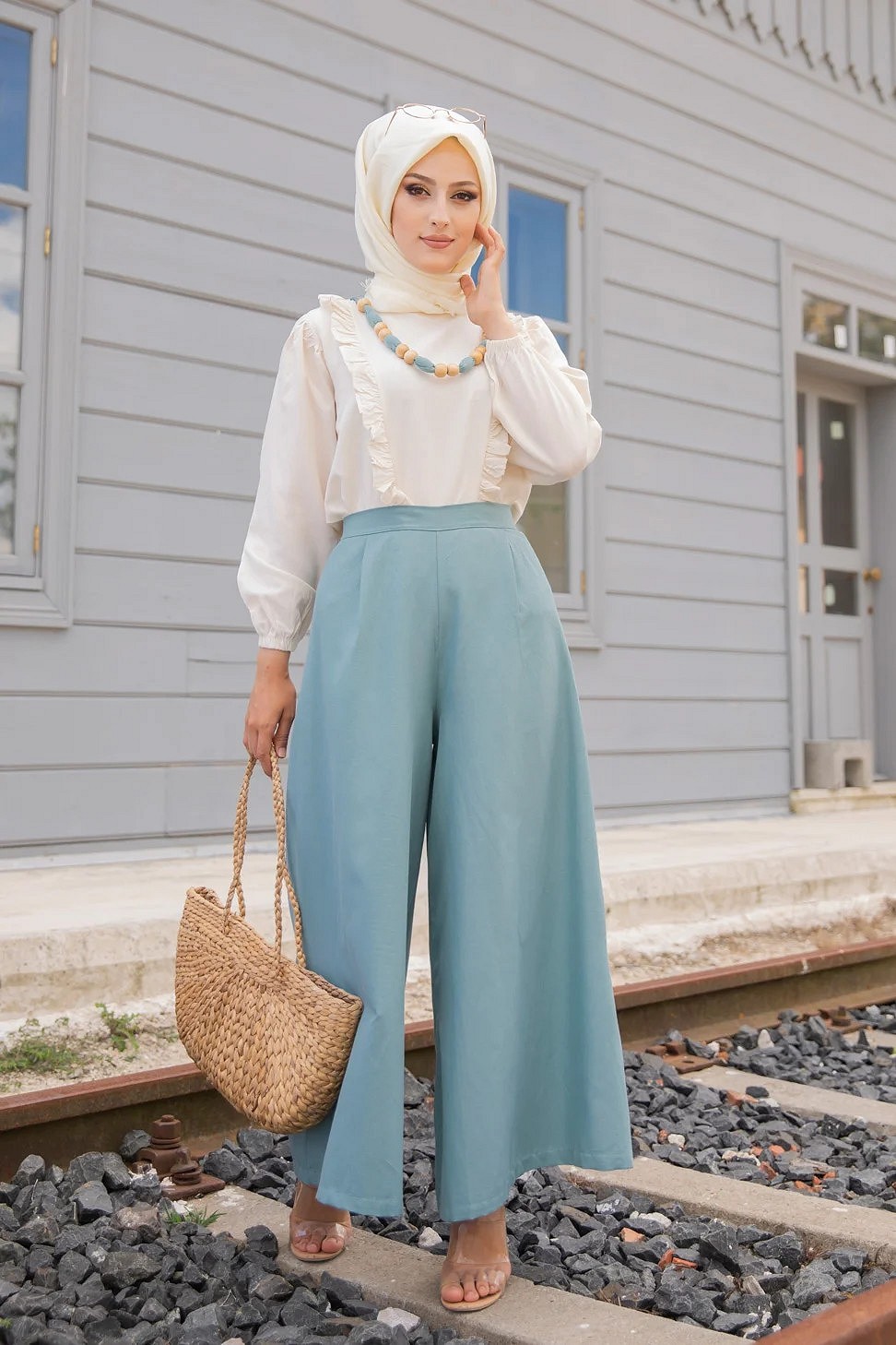 Ensemble Pantalon ample type Palazzo et Blouse avec collier assorti (Tenue  Hijab casual pour femme voilée) - Couleur crème et vert amande