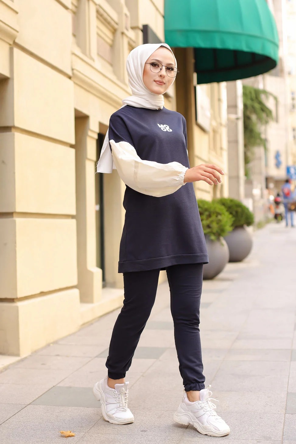 Ensemble survêtement avec sweat-shirt et jogger (Vêtement sport femme  voilée) - Couleur Bleu marine