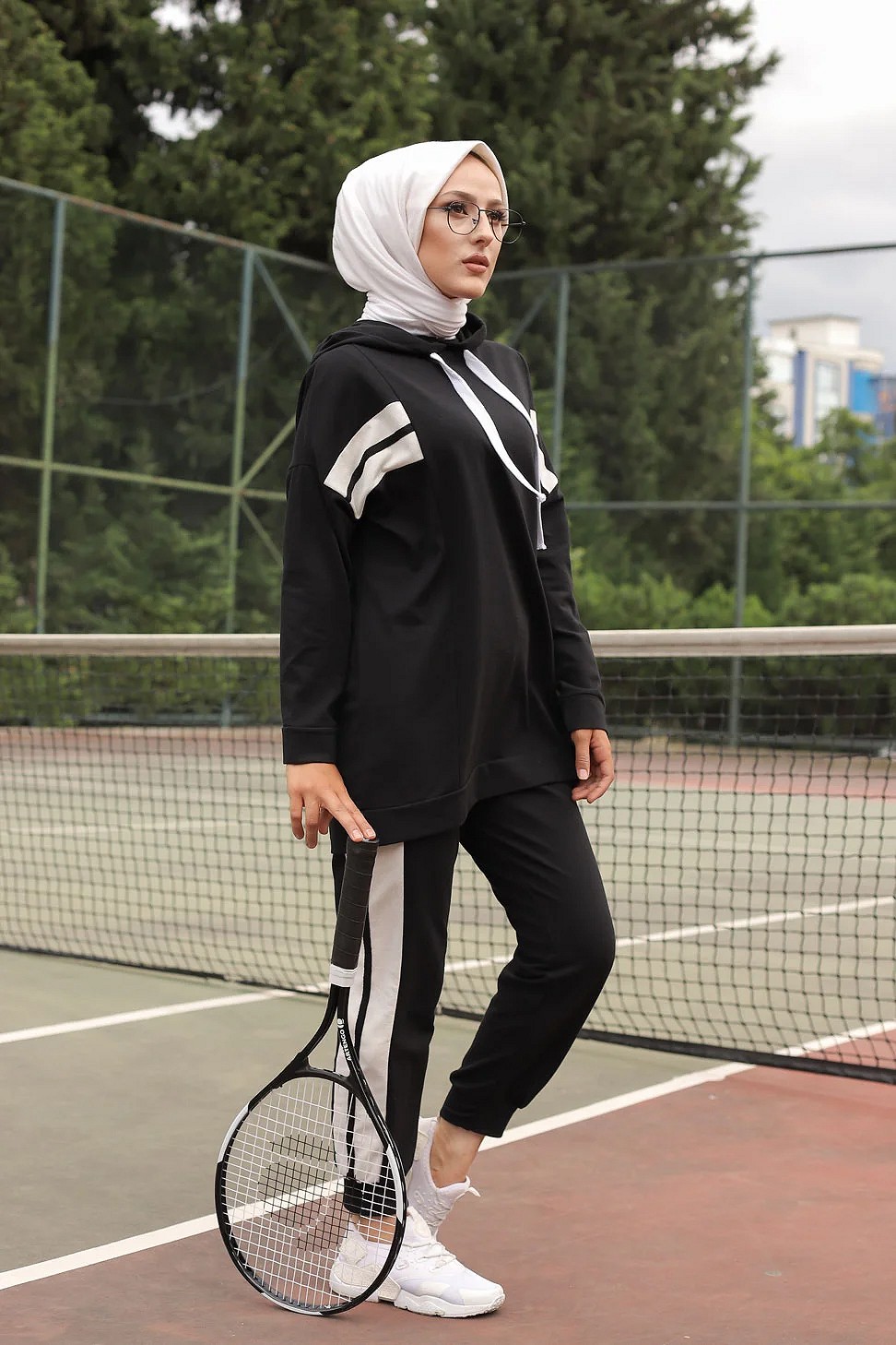 Tenue décontractée deux pièces (Pantalon jogging et Tunique) pour femme  voilée - Ensemble sportswear à 3 couleurs : noir, beige et blanc