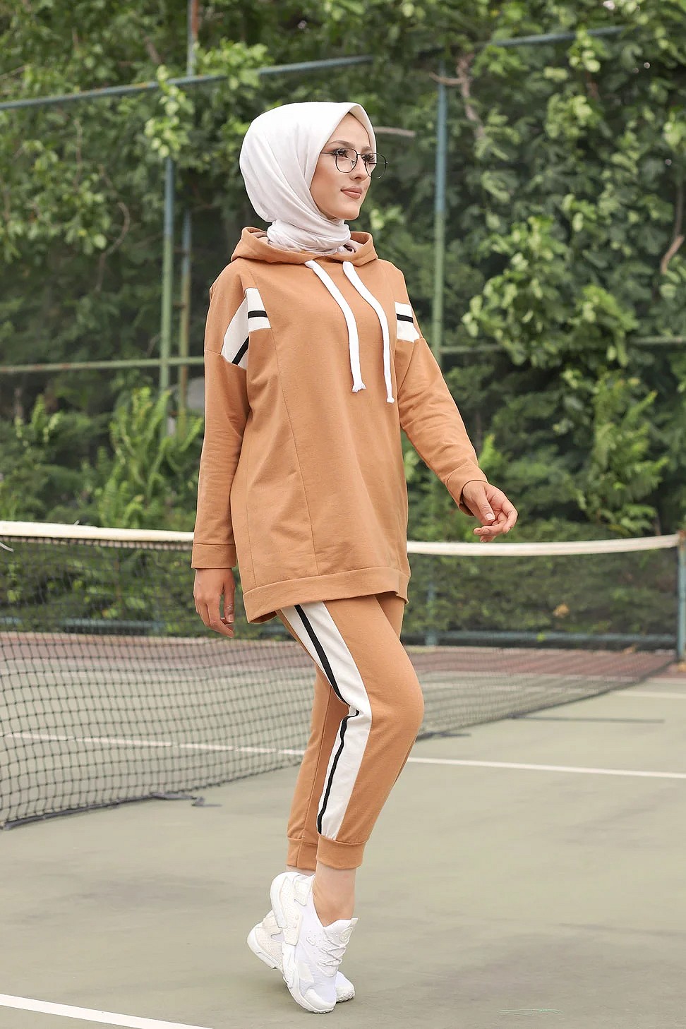 Ensemble survêtement 2 pièces (Haut à capuche et bas et jogger) pour femme  voilée - Couleur blanc et Camel - Prêt à porter et accessoires sur