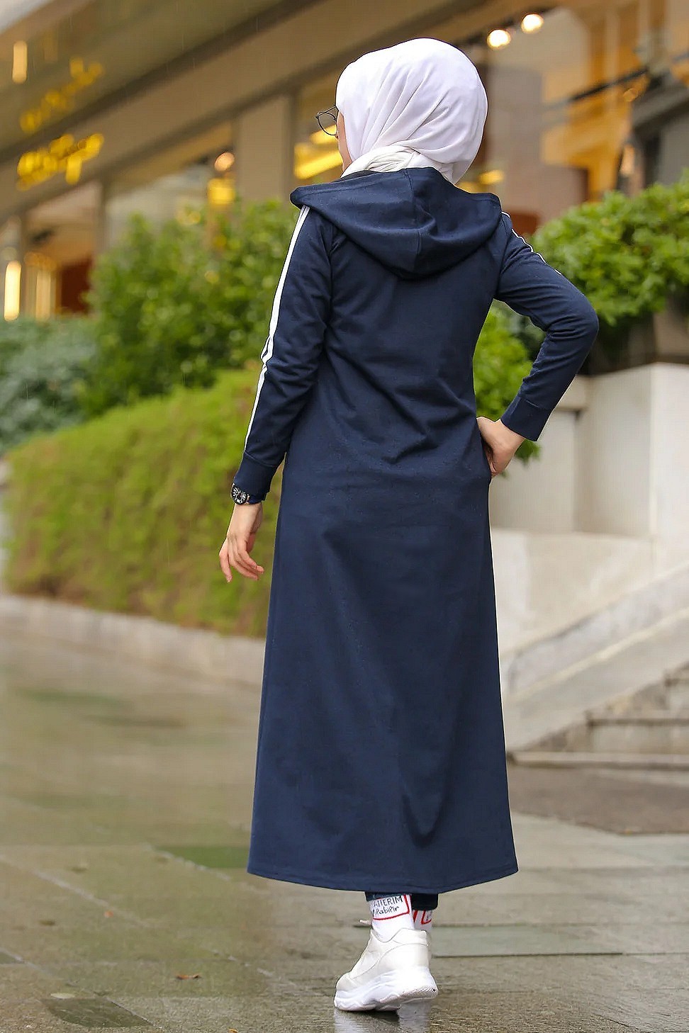 Veste longue zippée style sportswear (Robe Sport pour femme voilée) -  Couleur bleu marine