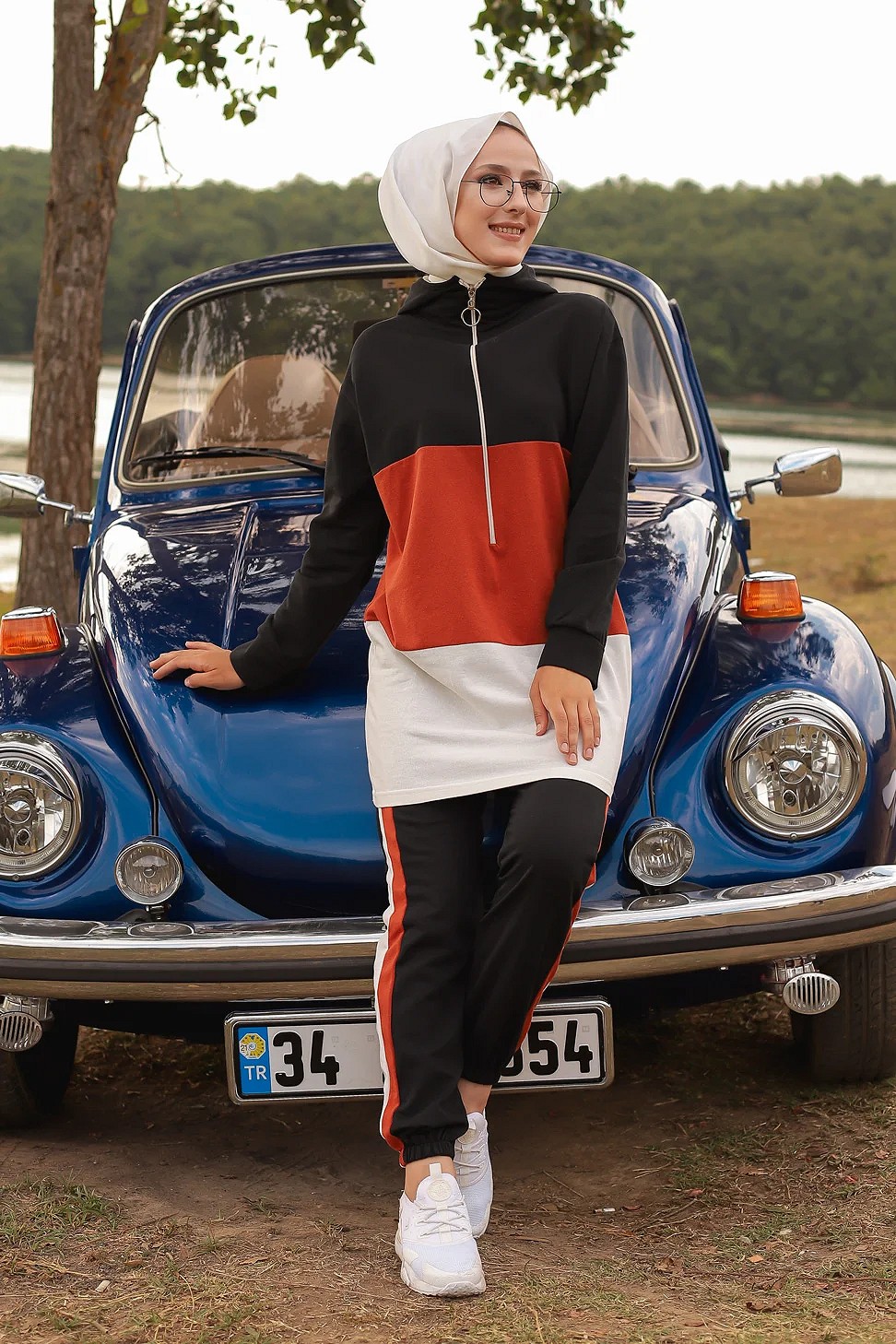 Ensemble sportswear tricolore pour femme : tunique zippée à