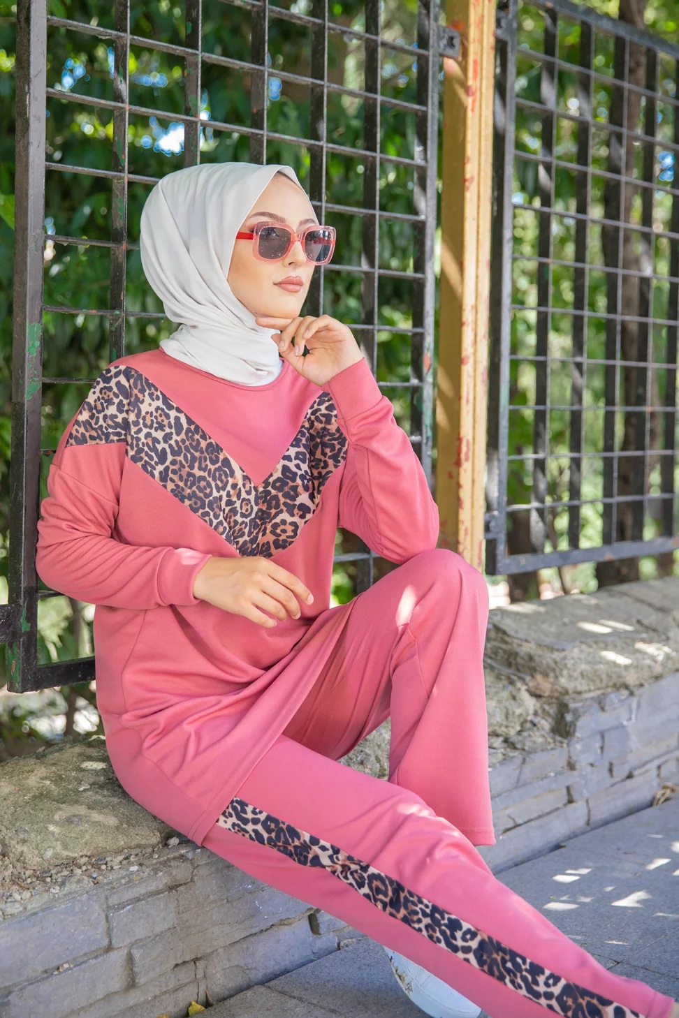 Ensemble survêtement 2 pièces léopard - Vêtement Sport pour femme musulmane  voilée - Couleur rose