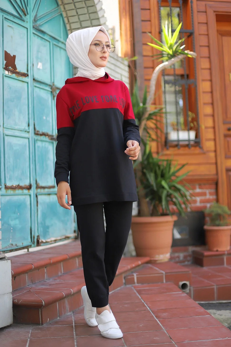Survêtement hijab sport à capuche pour femme musulmane (Ensemble  Sportswear) - Couleur noir et bordeaux - Prêt à porter et accessoires sur