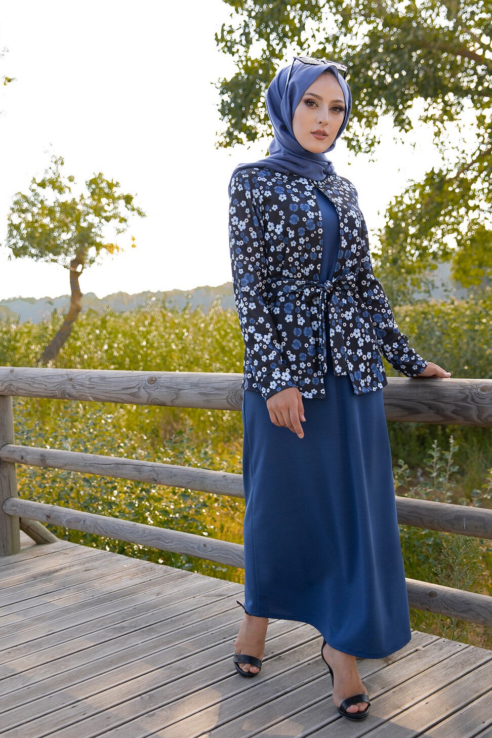 Ensemble Robe et Veste Gilet (Vetement femme voilée et Mode islamique) -  Couleur bleu roi