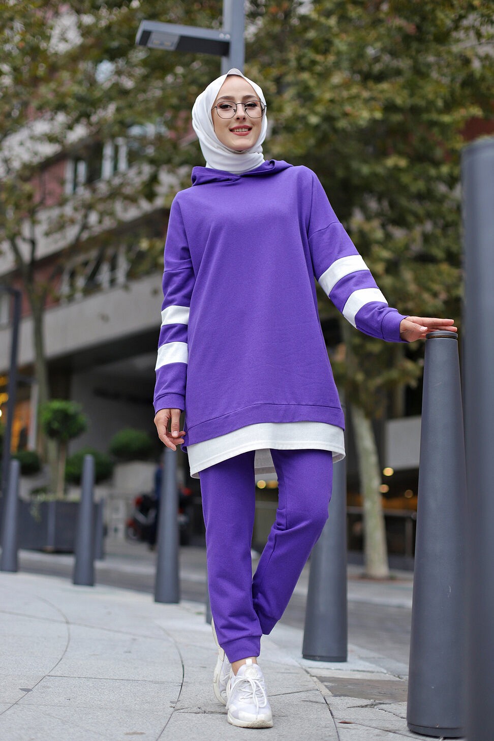 Survêtement femme deux pièces bicolore à capuche (Ensemble sport hijab pas  cher) - Couleur violet avec bandes blanches