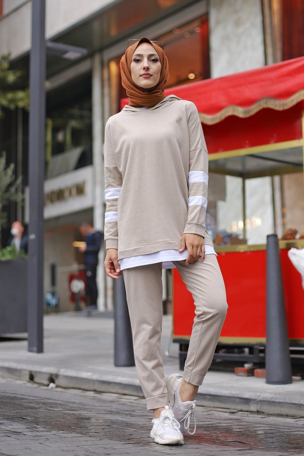 Survêtement femme à capuche de couleur gris clair avec bandes tricolores  (Vêtement de Sport pour musulmane avec hijab)