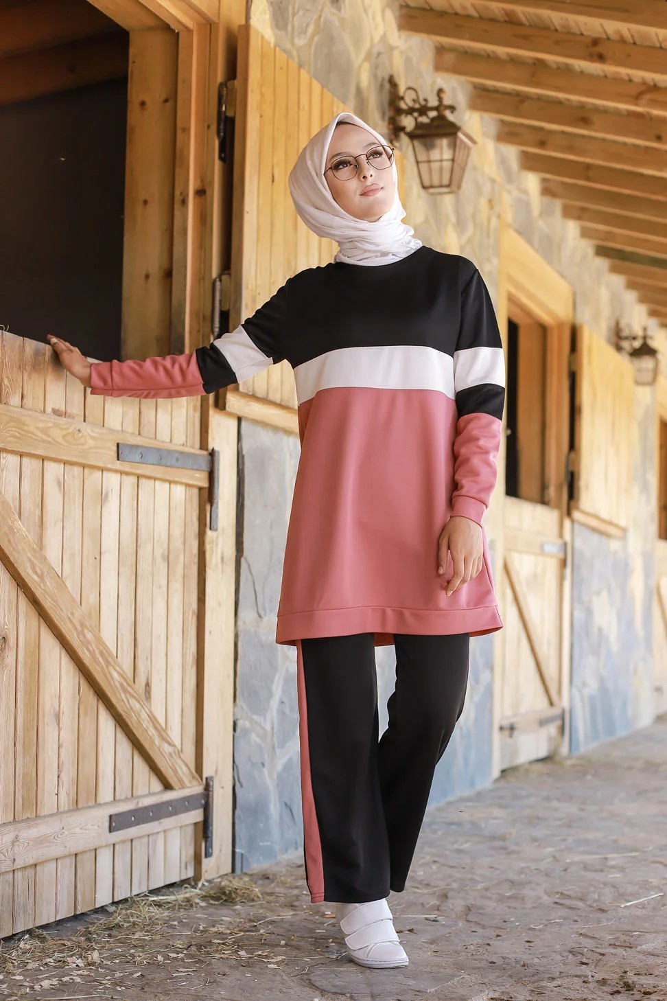 Ensemble survêtement 2 pièces léopard - Vêtement Sport pour femme musulmane  voilée - Couleur rose - Prêt à porter et accessoires sur