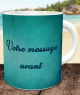 Tasse personnalisee avec deux messages avant et arriere (Mug fond bleu vert et texte)